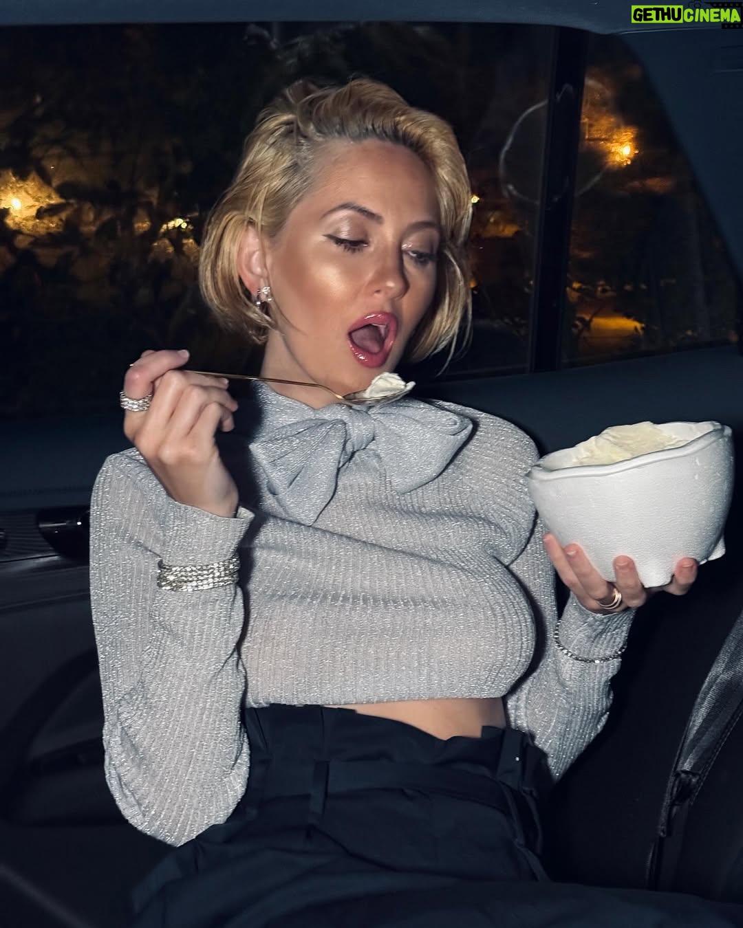 Mercedes Lambre - 28.6K Likes - American Cream 🍦