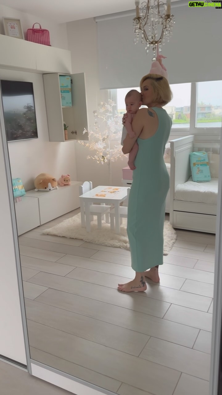 Mercedes Lambre - 29.5K Likes - ✨ Cuando todo tu mundo entra en tus brazos… ✨ No hay momento más especial que nuestros abrazos con Elise. 💛 Gracias, @PampersArgentina, por acompañarnos en cada momento, asegurando su comodidad para que solo nos dediquemos a disfrutar #Ads