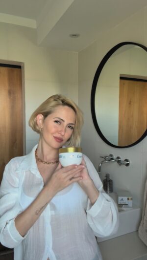 Mercedes Lambre Instagram - @dove al recate con su linea que repara a nivel molecular 🩵☀️. ustedes la probaron? 💕

#DOVE #DOVEBONDINTENSEREPAIR
#HAIRCARE