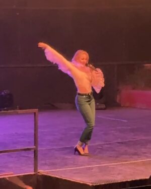 Mercedes Lambre Instagram - Gracias Chile !!! 🌟🇨🇱 .
Gracias @zetacompetition por invitarme como jurado de esta competencia que cerramos de la mejor manera 🫶🏻💜🌙💘

1. Los prohibidos de la supernova 🌟
2. Ustedes que son lo mejor que hay 🌺
3. La mini supernova💫
4. Que no falte en brillo para este evento✨
5. Mi familia, lo mejor que me pasó ⚡️
6. La mini supernova enamorando a todos 🥹💕☄️
7. Angel de la guarda, dulce compañía 
8. El escenario en medio de las montañas 🙊

Fui muy feliz. Gracias a todos los que estuvieron ahí 🩷
Que Dios los bendiga ☝🏼🫶🏻🤍