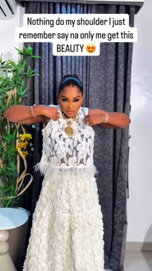 Mercy Aigbe Instagram - Beauty Choke! 😁😍

Outfit @mag_divas ❤️

Facebeat @priceless_signatures ❤️