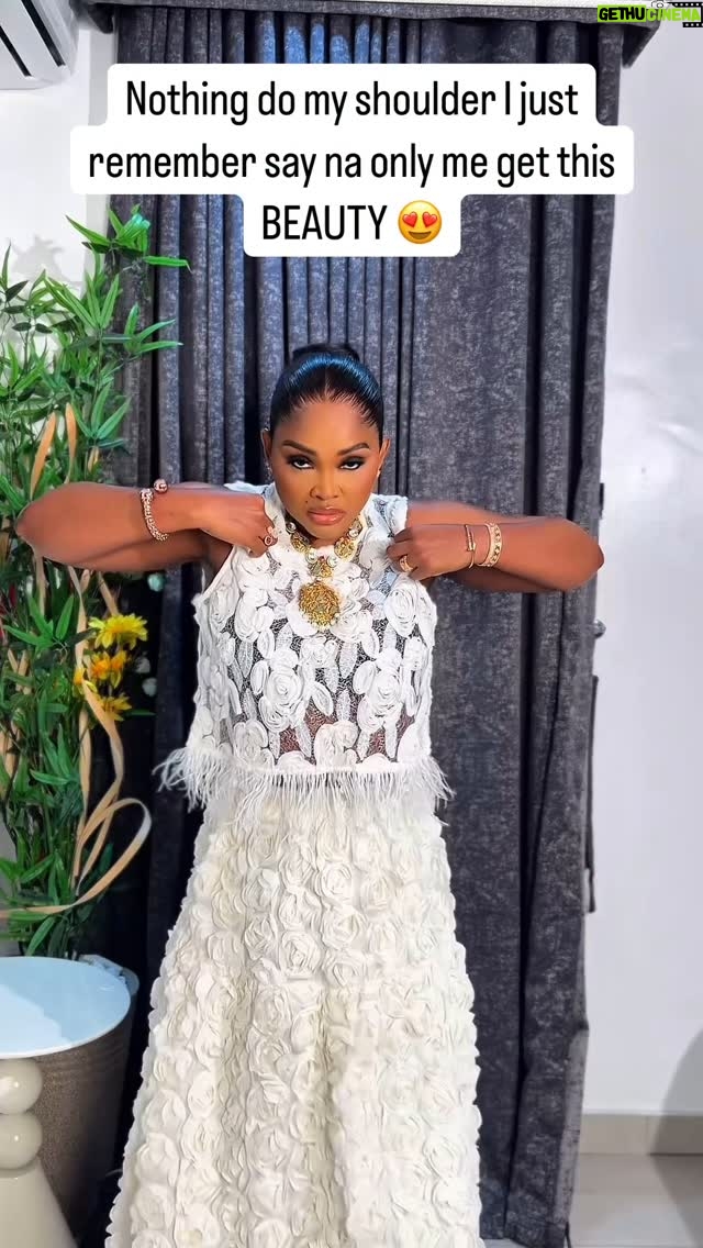 Mercy Aigbe - 29K Likes - Beauty Choke! 😁😍
Outfit @mag_divas ❤️
Facebeat @priceless_signatures ❤️
