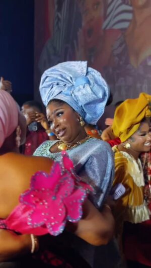 Mercy Aigbe Instagram - Moments captured last night at the premiere of @eniola_ajao ‘s movie Owanbe Thieves! 

It will be in cinemas nationwide April 18th 

Go see it! You will love et! Shout out to the Cast and Crew 👏👏👏👏

Tag who you know in this video , let’s see who knows people the most! 😄