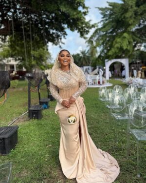 Mercy Aigbe Instagram - Wedding Guests 😍❤️ 

HAPPY EASTER MONDAY EVERYONE!!! 

Which Slide is your fav? 😁

White wedding fabric sourced by @shantiz_asoebi_n_event 

#JP2025