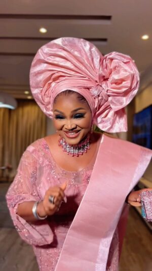 Mercy Aigbe Instagram - Ore Iya Iyawo, Iya Ore Iyawo 💕💕💕

Outfit tailored by @ballsyluxe 

Gele @abydouz_gele 

Shoe and Purse @rhoncares 

Frontal slayed by @hairartistrybycoco 

Asoebi Fabric sourced by @pretty_you_cou 

Skin Glow @fairandwhite.ng 🌟

#JP2025