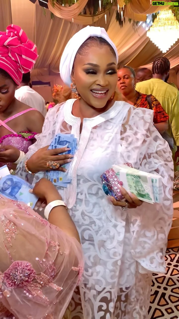 Mercy Aigbe - 79.3K Likes - 3rd Outfit from @mag_divas 🤍🤍🤍
Still basking in #jp2025 euphoria!!!!
Jewelry @_luideo_
Purse @rhoncares
Video Credit @posh.tv 😍