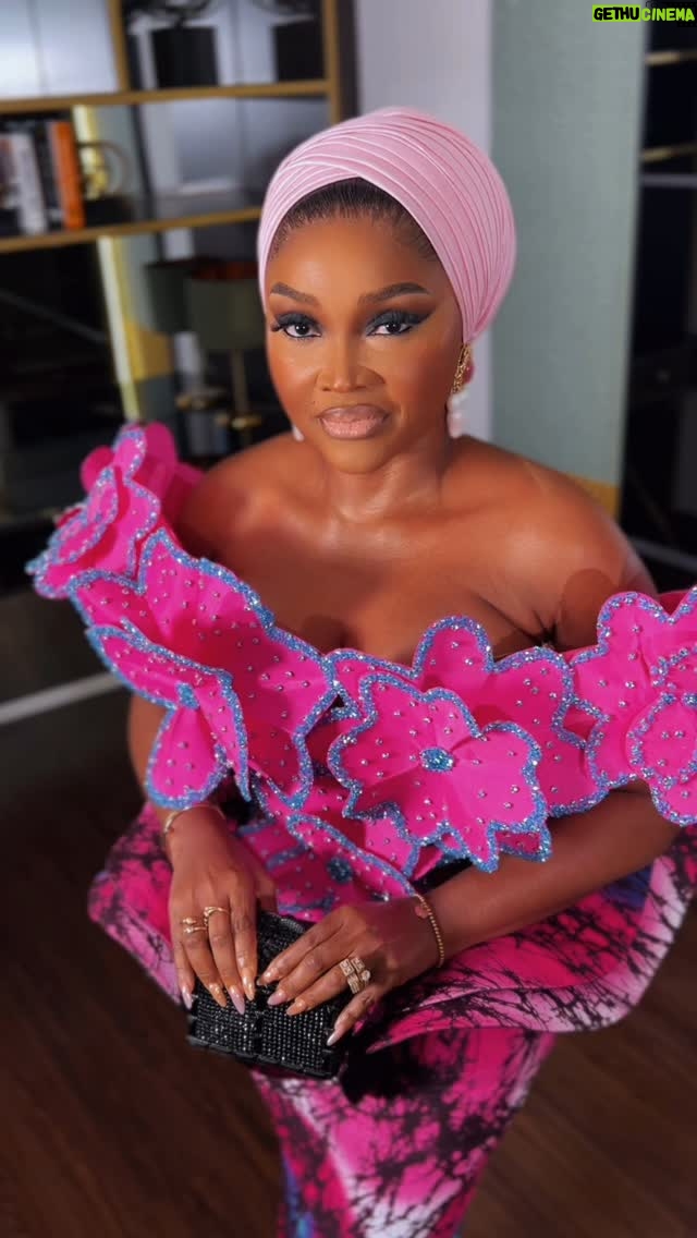 Mercy Aigbe - 23.4K Likes - The Owanbe Queen stepped out for the premiere of Owanbe Thieves by @eniola_ajao
Outfit @sleekcouture
Head wrap @abydouz_gele
Purse @maronyworld_mainpage
Earrings @_luideo_
Shoes @mag_divas
Facebeat @jems.artistry
Skin Glow @fairandwhite.ng Mix & Ready to Glow Range ✨✨