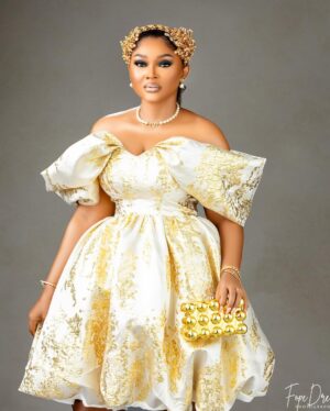 Mercy Aigbe Instagram - Out celebrating an amazing Mum, Iya Iyawo herself @iyaboojofespris 💃💃

Purse @mag_divas ❤️

Head Piece @ambassadors50 ❤️

As a mother it’s such an incredible feeling when you are alive to witness the success of your children..

 To all mothers gbogbo ishe awon omo wa ni daada,  ase Oju wa 🙏🏻🙏🏻🙏🏻🙏🏻

#oreiyaiyawo #mothersnight #JP2025