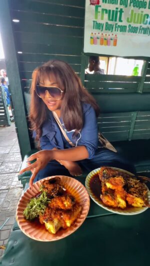 Mercy Aigbe Instagram - So this is my 2nd time in Port Harcourt, first time I was here I had Bole & Fish delivered to me on set but today with @denrele_edun ‘s recommendation I went in search of it myself… 😁

And enjoyed every bit of it 😋😋😋😋

Who wants me to bring back some to Lagos??? 😁😂

#lifeofafoodie🍴😋🙊