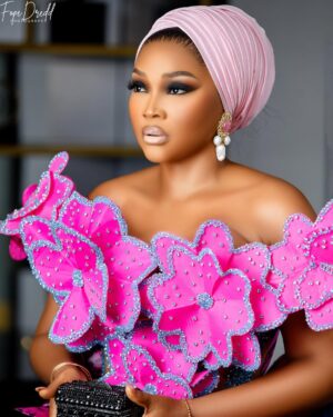 Mercy Aigbe Instagram - Out supporting my girl @eniola_ajao on the premiere of her movie OWANBE THIEVES!!!! 

Outfit @sleekcouture 

Head wrap stylist @abydouz_gele 

Facebeat @jems.artistry 

Purse @maronyworld_mainpage 

Shoes @mag_divas 

Earrings @_luideo_ 

Skin Glow @fairandwhite.ng Mix & Ready to Glow Range 🌟

📸 @fopedreddphotography