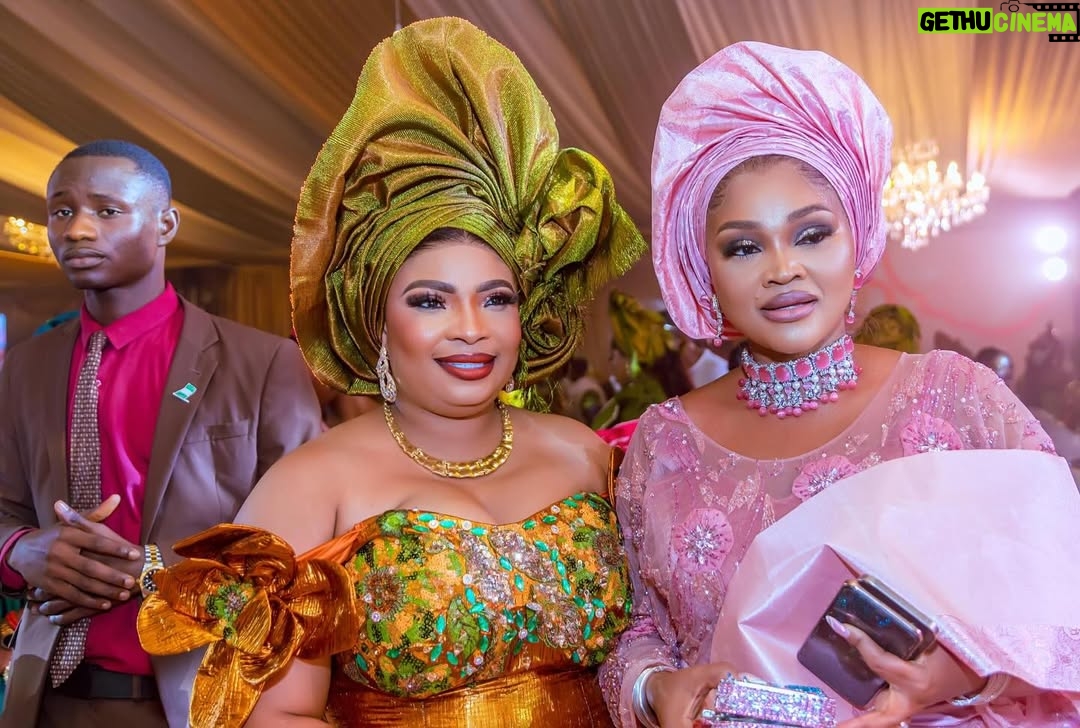Mercy Aigbe - 44.4K Likes - Let me use this fine photo of me and @realmercyaigbe Sope purr and happy Sunday to our lovers worldwide 👋🏼😄 As we are chilling and relaxing in the garden of love,, Oya Sope purrr!😄 Beautiful fabric by ore iya Iyawo @shantizworld