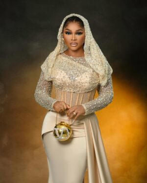Mercy Aigbe Instagram - How Ore Iya Iyawo, Iya Ore Iyawo showed up for JP2025!!! 

Outfit @beccaneedlesnstitches 

Purse @rhoncares 

Hair @myhair.ng 

Facebeat @jems.artistry 

📸 @boboiso
