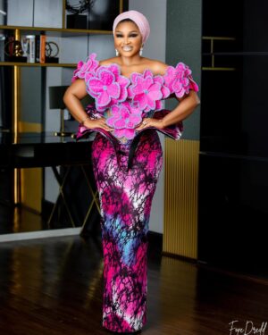 Mercy Aigbe Instagram - Out supporting my girl @eniola_ajao on the premiere of her movie OWANBE THIEVES!!!! 

Outfit @sleekcouture 

Head wrap stylist @abydouz_gele 

Facebeat @jems.artistry 

Purse @maronyworld_mainpage 

Shoes @mag_divas 

Earrings @_luideo_ 

Skin Glow @fairandwhite.ng Mix & Ready to Glow Range 🌟

📸 @fopedreddphotography