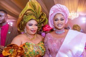 Mercy Aigbe Instagram - Let me use this fine photo of me and @realmercyaigbe Sope purr and happy Sunday to our lovers worldwide 👋🏼😄 As we are chilling and relaxing in the garden of love,, Oya Sope purrr!😄 Beautiful fabric by ore iya Iyawo @shantizworld