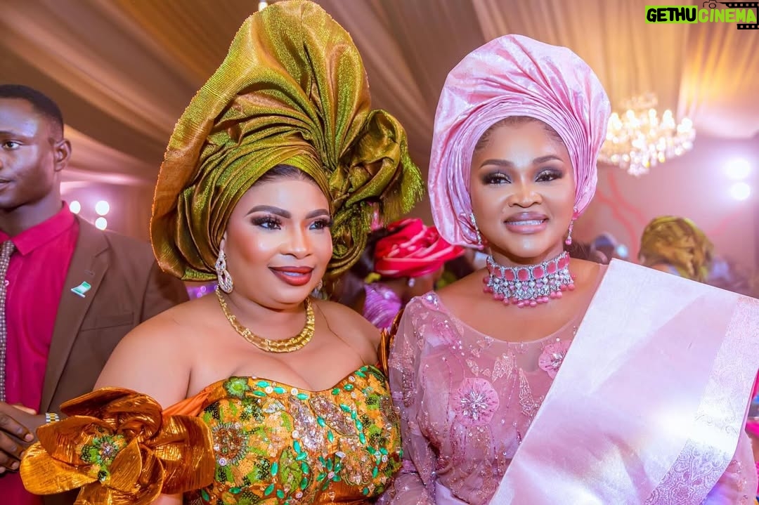 Mercy Aigbe - 44.4K Likes - Let me use this fine photo of me and @realmercyaigbe Sope purr and happy Sunday to our lovers worldwide 👋🏼😄 As we are chilling and relaxing in the garden of love,, Oya Sope purrr!😄 Beautiful fabric by ore iya Iyawo @shantizworld