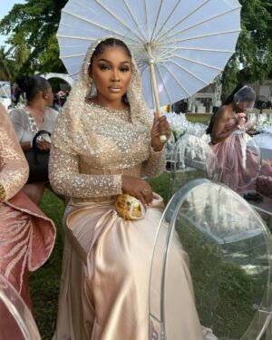 Mercy Aigbe Instagram - Wedding Guests 😍❤️ 

HAPPY EASTER MONDAY EVERYONE!!! 

Which Slide is your fav? 😁

White wedding fabric sourced by @shantiz_asoebi_n_event 

#JP2025