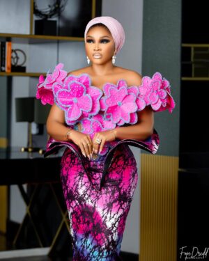 Mercy Aigbe Instagram - Out supporting my girl @eniola_ajao on the premiere of her movie OWANBE THIEVES!!!! 

Outfit @sleekcouture 

Head wrap stylist @abydouz_gele 

Facebeat @jems.artistry 

Purse @maronyworld_mainpage 

Shoes @mag_divas 

Earrings @_luideo_ 

Skin Glow @fairandwhite.ng Mix & Ready to Glow Range 🌟

📸 @fopedreddphotography