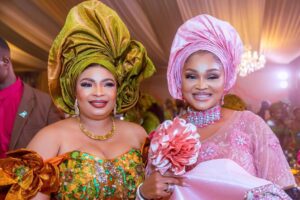 Mercy Aigbe Instagram - Let me use this fine photo of me and @realmercyaigbe Sope purr and happy Sunday to our lovers worldwide 👋🏼😄 As we are chilling and relaxing in the garden of love,, Oya Sope purrr!😄 Beautiful fabric by ore iya Iyawo @shantizworld