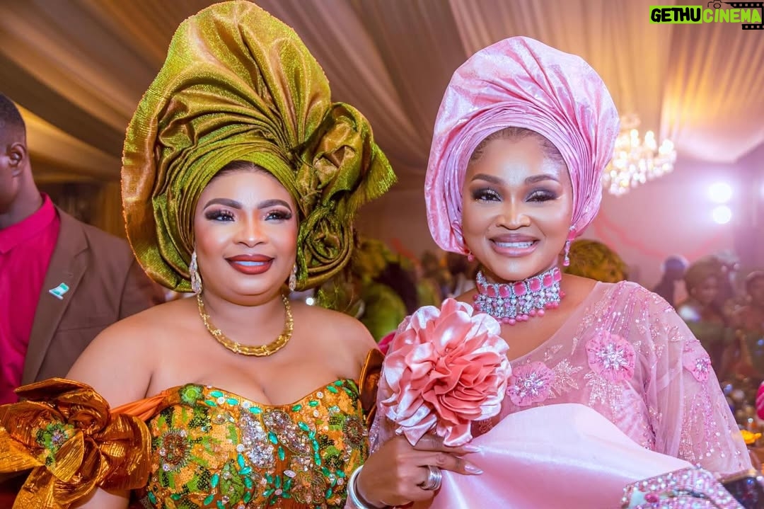 Mercy Aigbe - 44.4K Likes - Let me use this fine photo of me and @realmercyaigbe Sope purr and happy Sunday to our lovers worldwide 👋🏼😄 As we are chilling and relaxing in the garden of love,, Oya Sope purrr!😄 Beautiful fabric by ore iya Iyawo @shantizworld