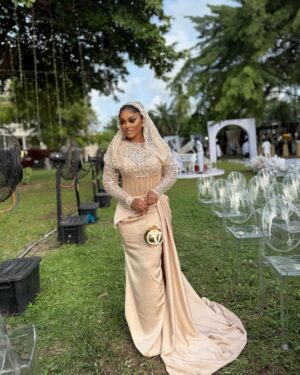 Mercy Aigbe Instagram - Wedding Guests 😍❤️ 

HAPPY EASTER MONDAY EVERYONE!!! 

Which Slide is your fav? 😁

White wedding fabric sourced by @shantiz_asoebi_n_event 

#JP2025