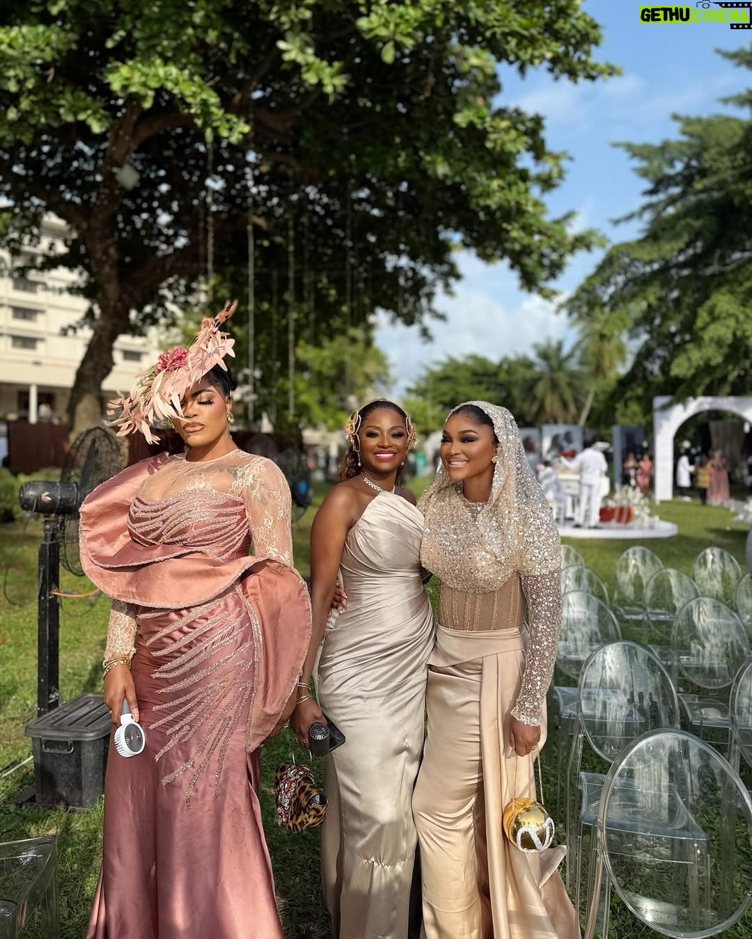 Mercy Aigbe - 225.3K Likes - Wedding Guests 😍❤️
HAPPY EASTER MONDAY EVERYONE!!!
Which Slide is your fav? 😁
White wedding fabric sourced by @shantiz_asoebi_n_event
#JP2025
