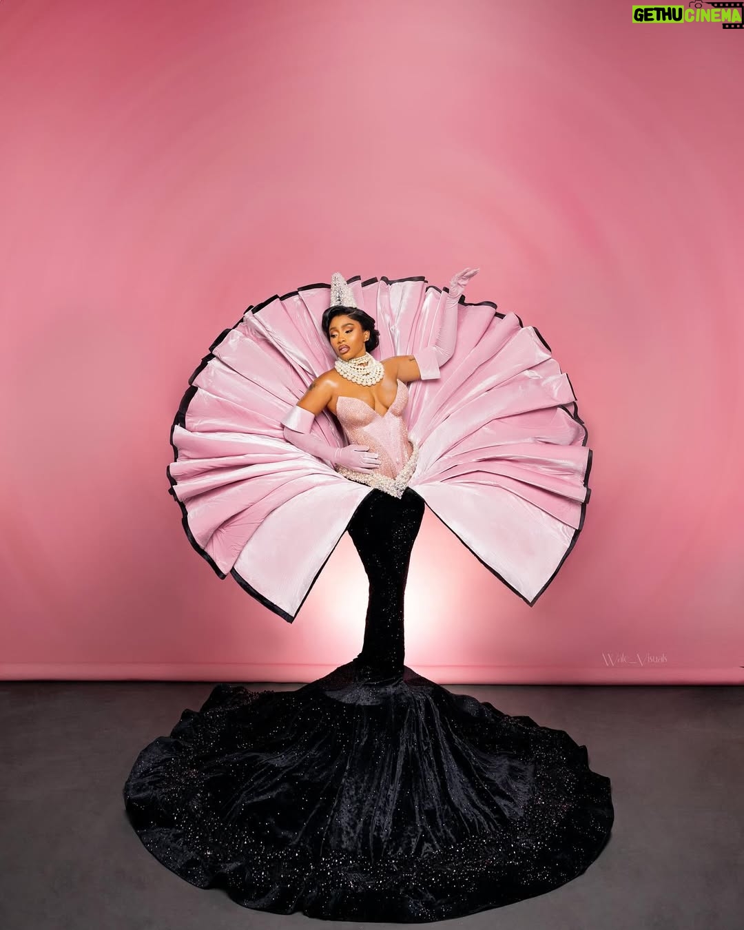 Mercy Eke - 162K Likes - Turning Halloween into a glam affair with Thierry Mugler’s 1995 - “Birth of Venus” dress💅🏾✨
Because Halloween deserves a touch of elegance and drama!
As styled by @styled_by_maklinscout
Makeup artist - @blackrose_mua
Hairstylist - @callixng
Videographer - @favydidit
Photographer - @wale_visuals
Skin: @hawaiinigeria
#ThierryMugler #Halloween 🎃