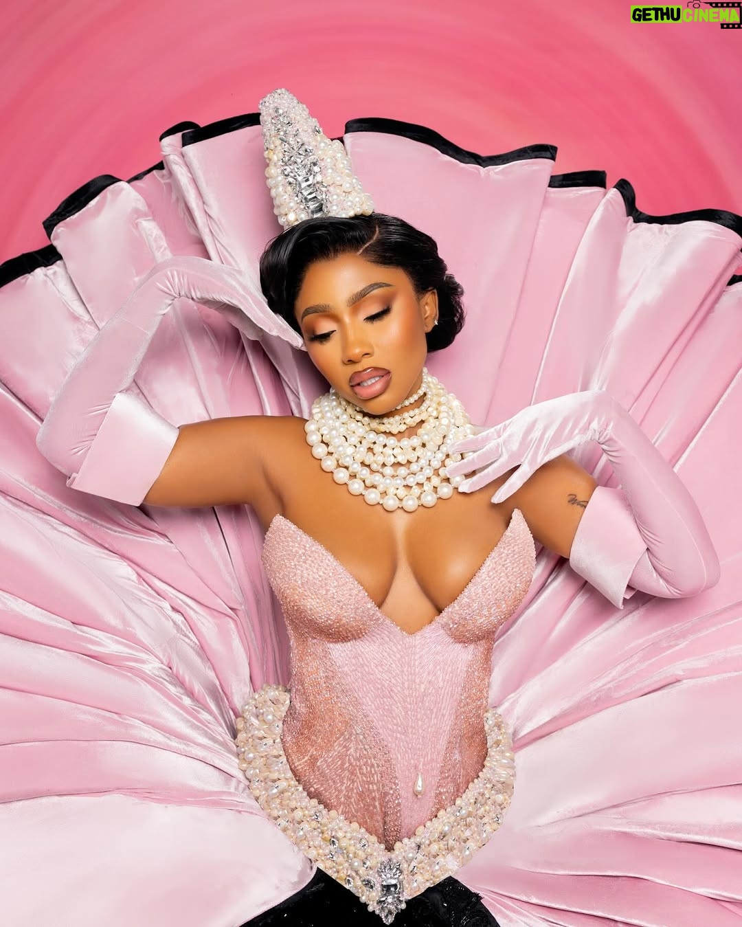 Mercy Eke - 162K Likes - Turning Halloween into a glam affair with Thierry Mugler’s 1995 - “Birth of Venus” dress💅🏾✨
Because Halloween deserves a touch of elegance and drama!
As styled by @styled_by_maklinscout
Makeup artist - @blackrose_mua
Hairstylist - @callixng
Videographer - @favydidit
Photographer - @wale_visuals
Skin: @hawaiinigeria
#ThierryMugler #Halloween 🎃