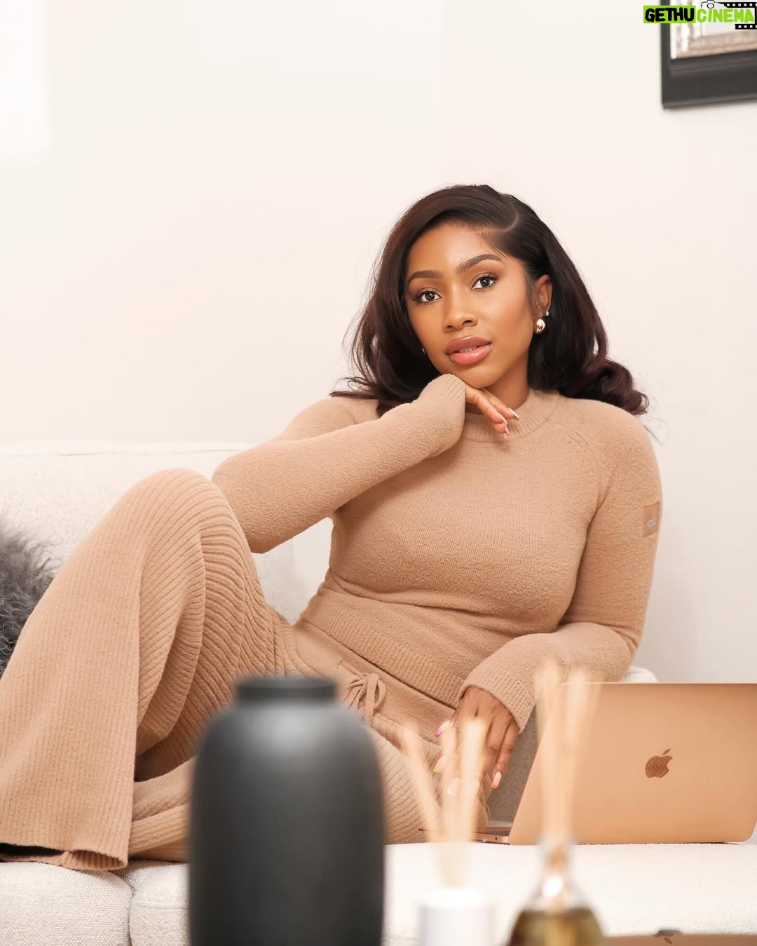 Mercy Eke - 142.2K Likes - Working hard and staying soft. Let’s own this week with grace. 💻
#NewWeek