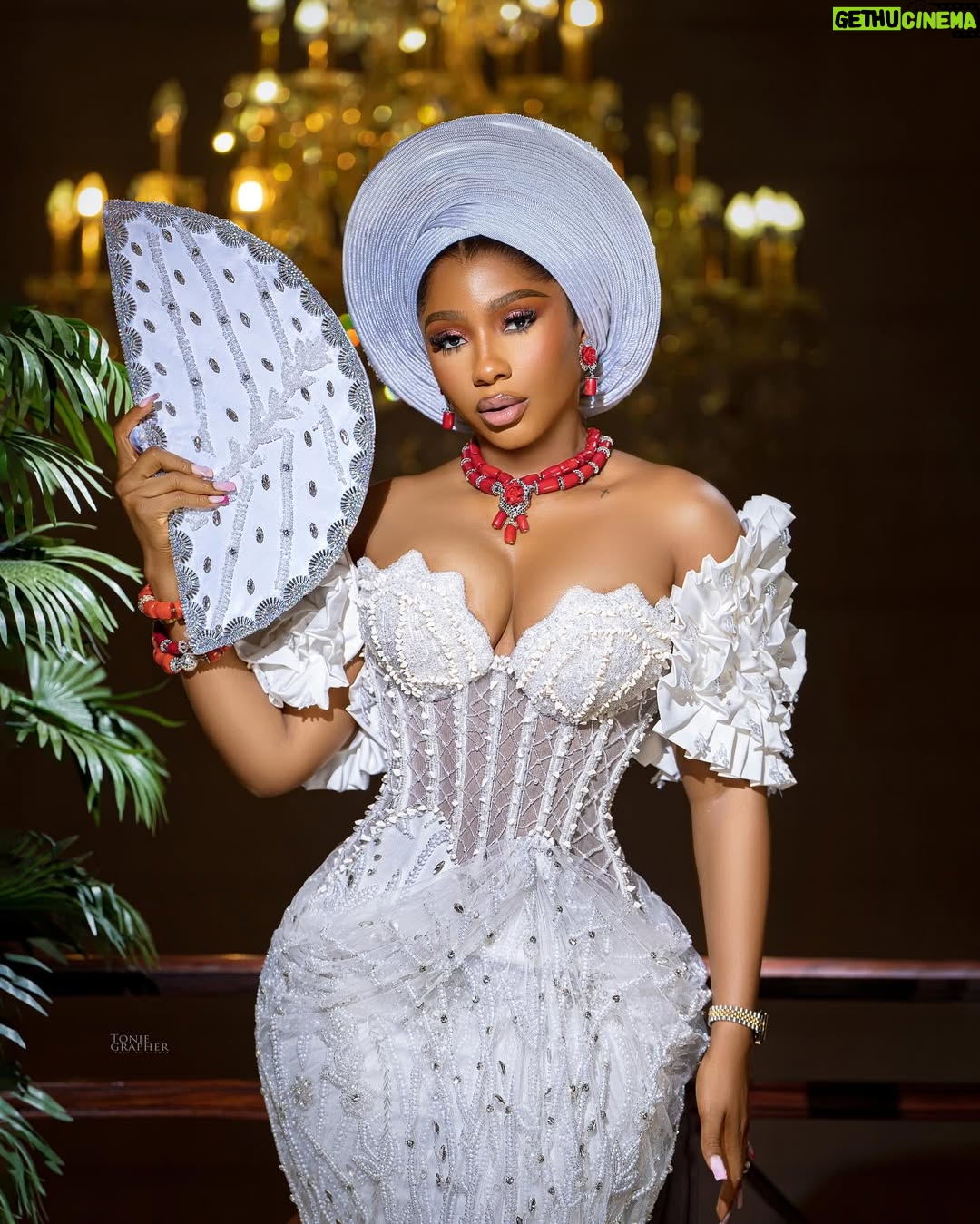 Mercy Eke - 162.8K Likes - IJELE 🤍🤍🤍🤍🤍
Dress - @pearls_bridals
Styling - @officialswazzi
Mua - @revysbeauty
Fan & beads - @onyix_craft
Gele - @sammyinventions
Hairstylist - @oghairplace
Maidens - @afrikconcept
Photographer - @toniegrapher
Video - @_avidstudio
