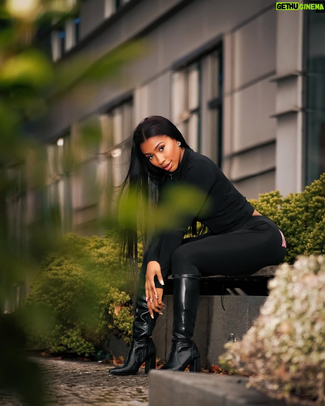 Mercy Eke - 135.5K Likes - Own your path, embrace the moment, and let the world catch up 😉
📸 @tearrubbermediaa