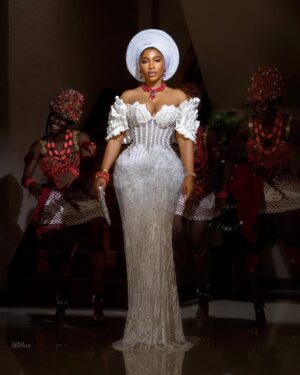 Mercy Eke Instagram - IJELE 🤍🤍🤍🤍🤍

Dress - @pearls_bridals 
Styling - @officialswazzi
Mua - @revysbeauty 
Fan & beads - @onyix_craft
Gele - @sammyinventions
Hairstylist - @oghairplace 
Maidens - @afrikconcept
Photographer - @toniegrapher 
Video - @_avidstudio