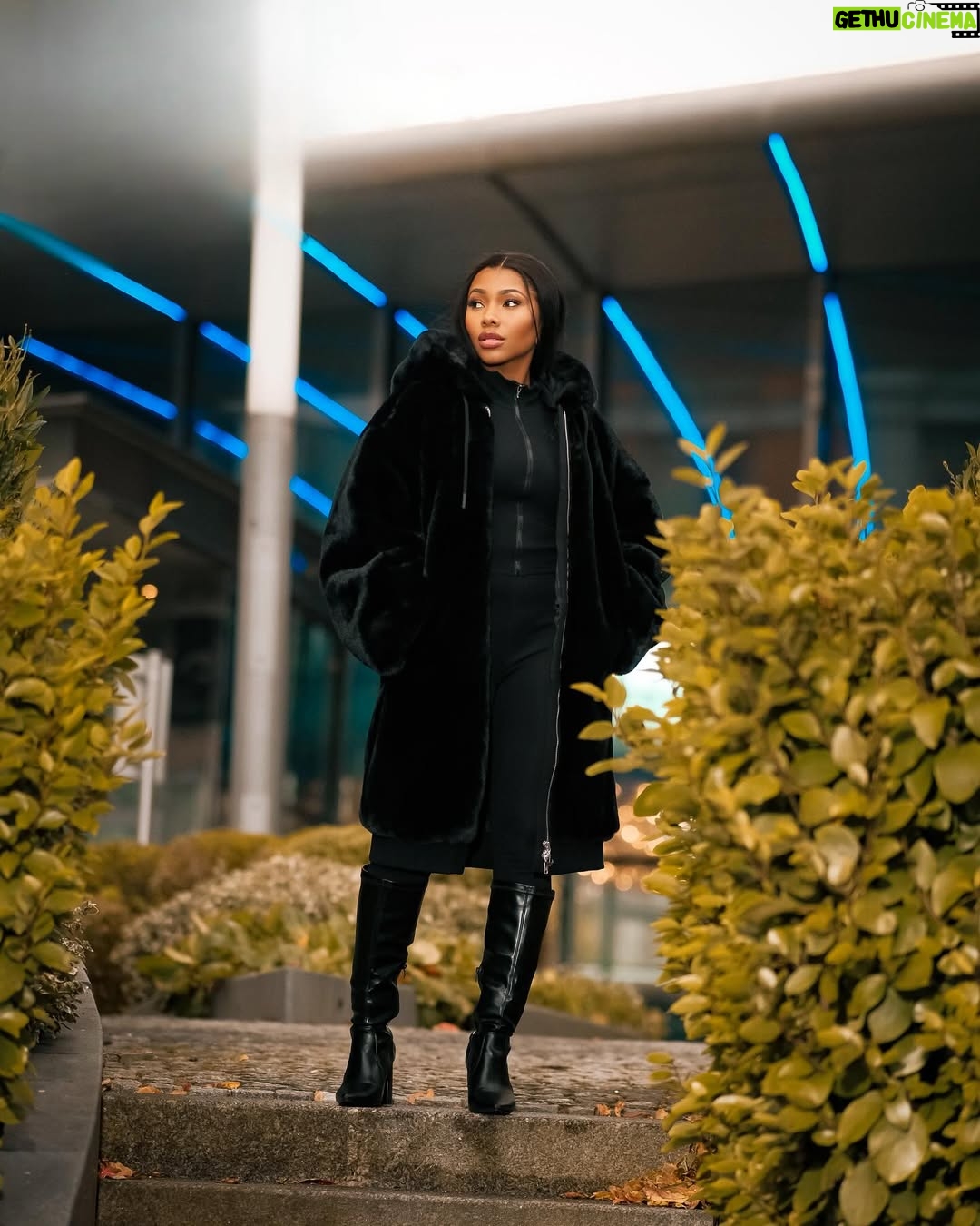 Mercy Eke - 135.5K Likes - Own your path, embrace the moment, and let the world catch up 😉
📸 @tearrubbermediaa