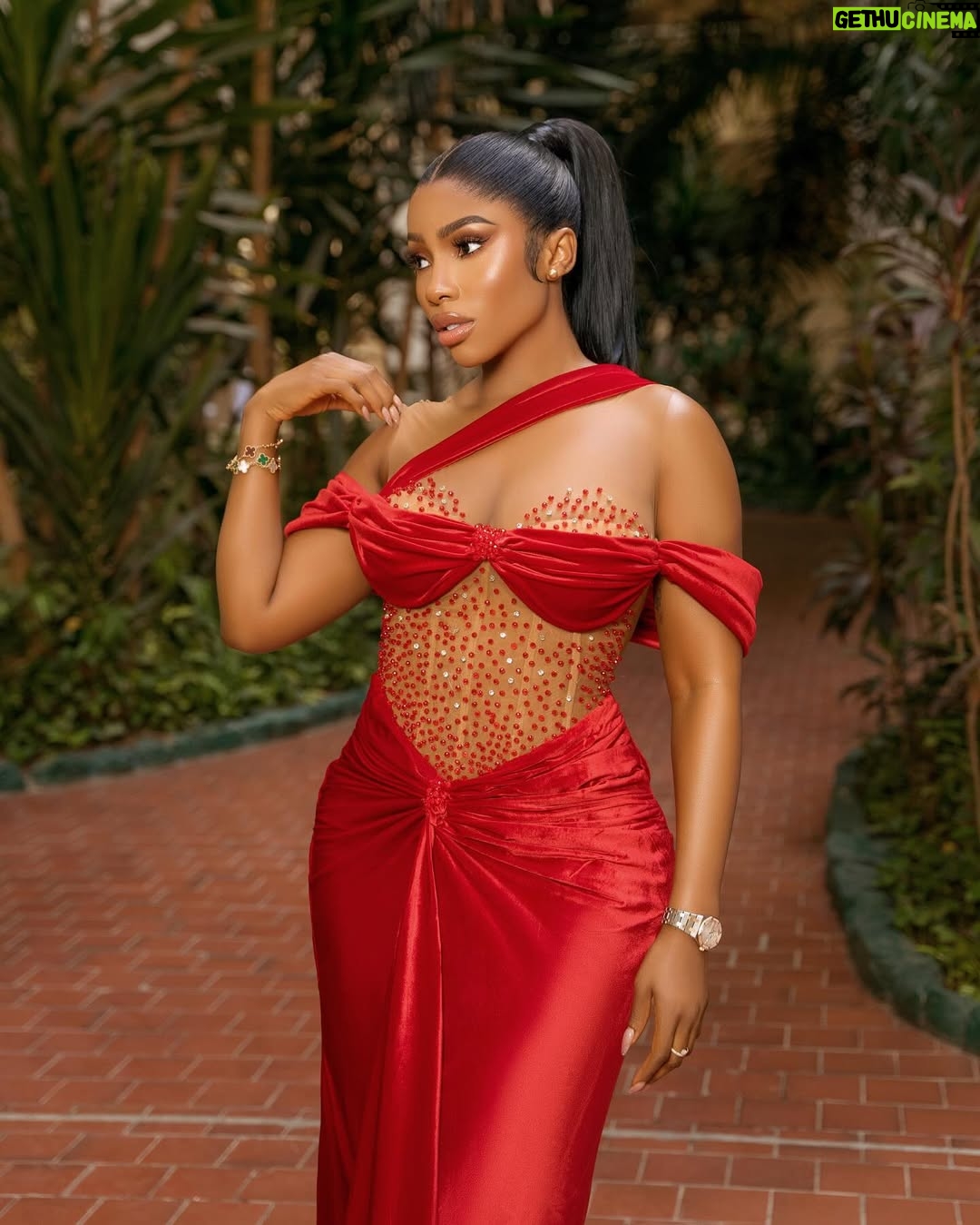 Mercy Eke - 170.9K Likes - We shutdown Abuja for our girl 🔥 💰#LoveUnitesUS24 #CrazyAboutUS24 forever ❤️❤️❤️
Outfit: @thejadedfactory
Styling: @mzflorashaw
Photographer: @bangraphy
Hair : @rexhair
Mua : @ivstouch