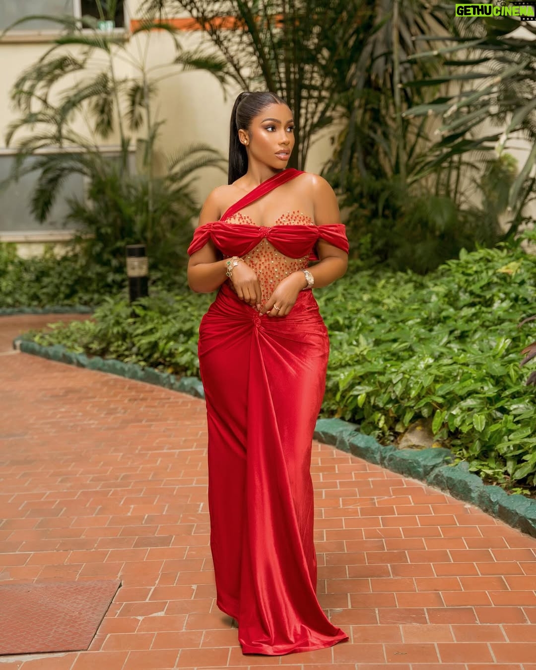 Mercy Eke - 170.9K Likes - We shutdown Abuja for our girl 🔥 💰#LoveUnitesUS24 #CrazyAboutUS24 forever ❤️❤️❤️
Outfit: @thejadedfactory
Styling: @mzflorashaw
Photographer: @bangraphy
Hair : @rexhair
Mua : @ivstouch