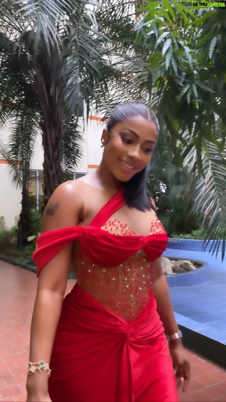 Mercy Eke - 153.4K Likes - Last lap for #LoveUnitesUS24 #CrazyAboutUS24 ❤️❤️❤️
Congrats once again my love @sharonooja 👰♀️
Outfit: @thejadedfactory
Styling: @mzflorashaw