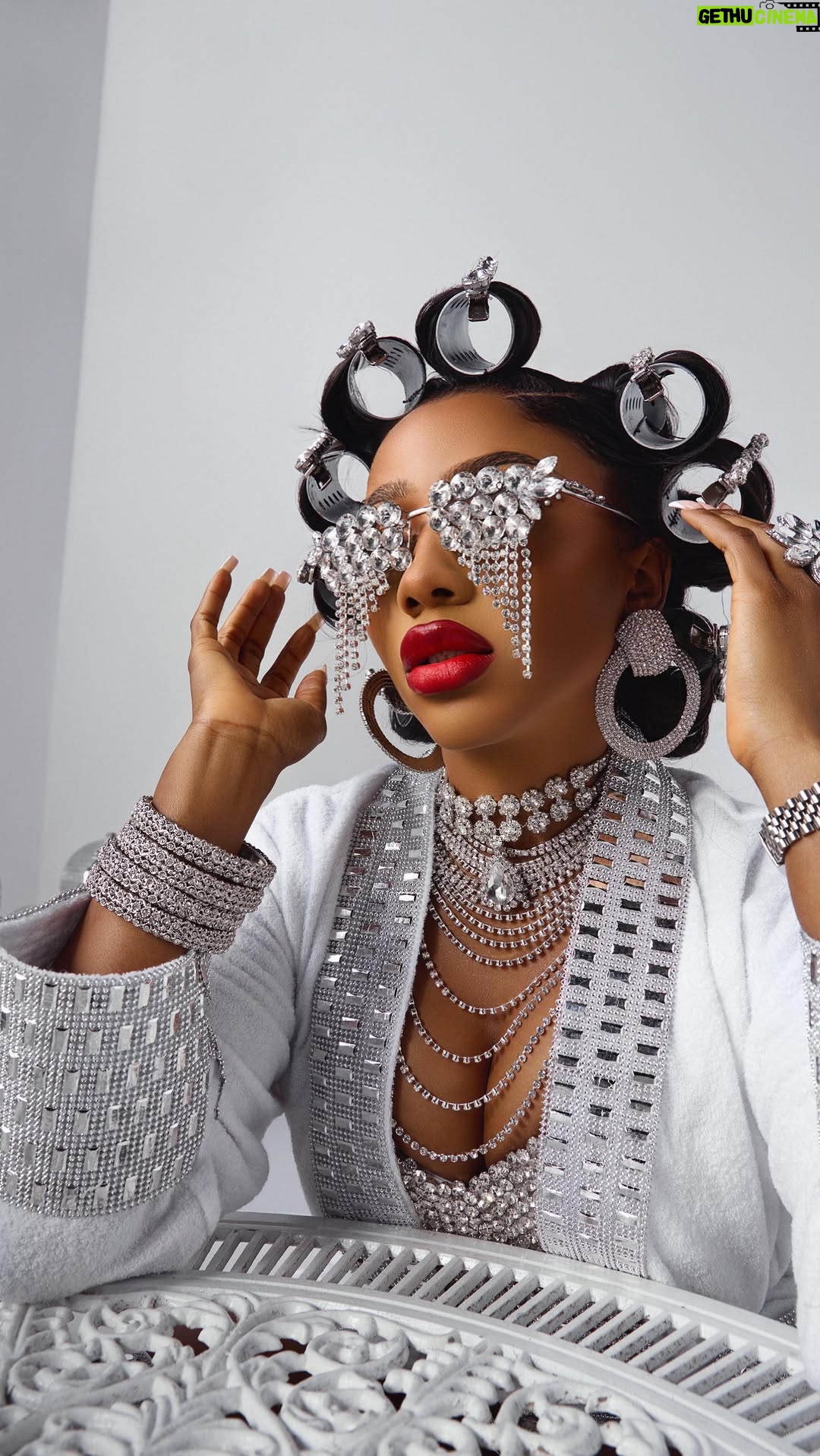 Mercy Eke - 220.5K Likes - IT’S MY BIRTHDAY!!!!! 🥁 🥁
I’m more than excited and happy for the life I’ve chosen and for the impacts I’m privileged to make🙏🏼
Every chapter gets better, and this one is about to be iconic!🥳🥳🥳🥳
HAPPY BIRTHDAY TO ME! 🎂 🎉🙏🏼🤩
Styled by the incredible @styled_by_maklinscout
Makeup by the black barbie @blackrose_mua
Hair styled by @callixng
Set Design - @styled_by_maklinscout
🎥 @mcefilms
#BirthdayVibes