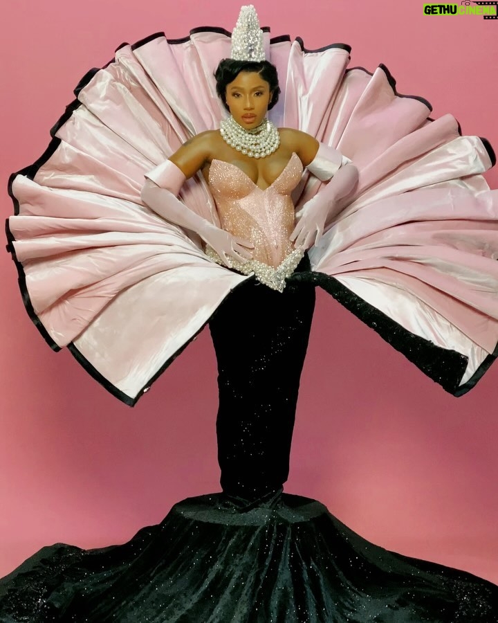 Mercy Eke - 162K Likes - Turning Halloween into a glam affair with Thierry Mugler’s 1995 - “Birth of Venus” dress💅🏾✨
Because Halloween deserves a touch of elegance and drama!
As styled by @styled_by_maklinscout
Makeup artist - @blackrose_mua
Hairstylist - @callixng
Videographer - @favydidit
Photographer - @wale_visuals
Skin: @hawaiinigeria
#ThierryMugler #Halloween 🎃