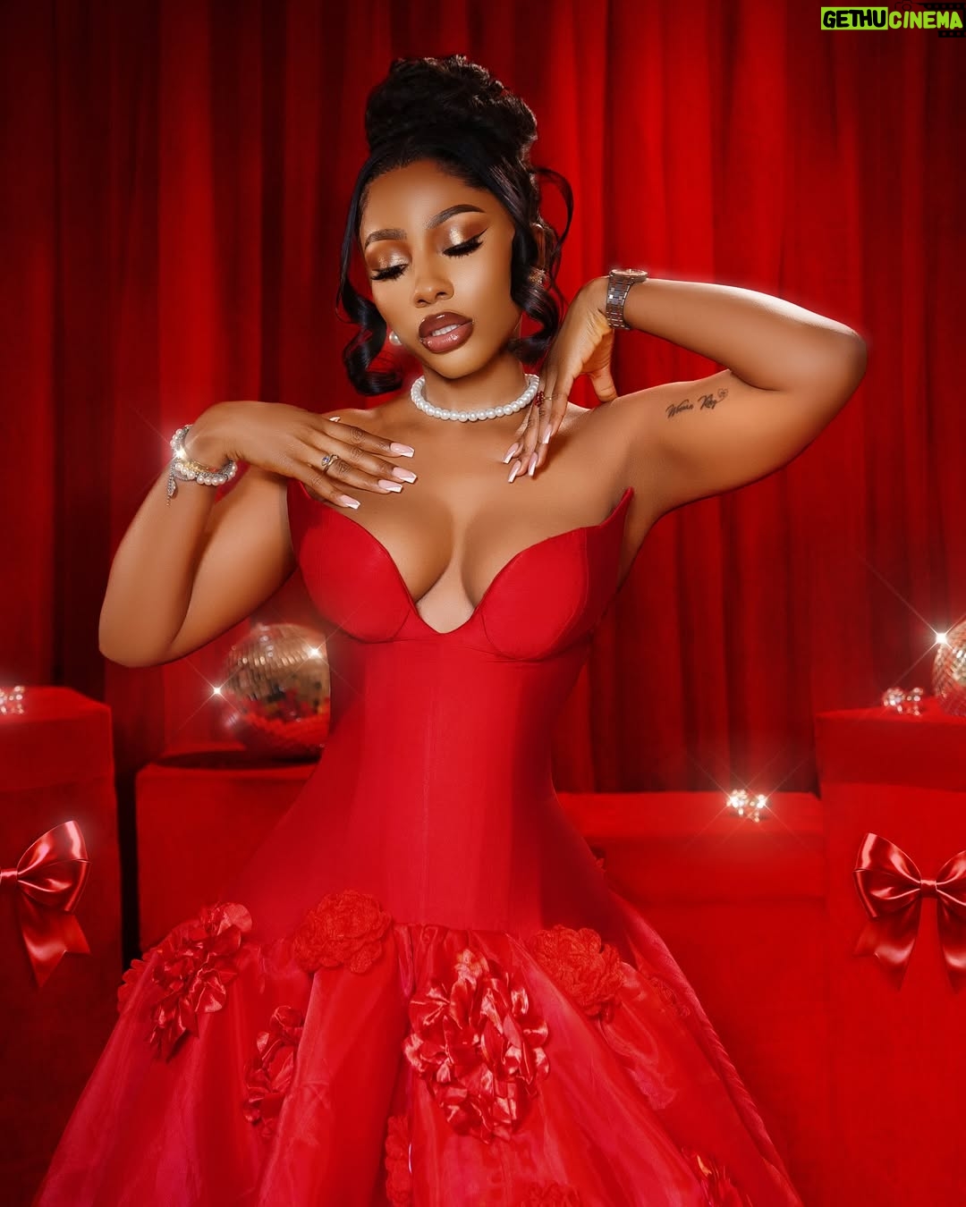 Mercy Eke - 142.4K Likes - The most wonderful time of the year 💃🏽 💃🏽💃🏽🎄🎄🎄❤️❤️❤️❤️
May your Christmas be filled with love, laughter, and cherished memories with those who matter most. Here’s to a season of joy, giving, and gratitude. Wishing you all the magic and wonder of Christmas! 🙏🏼
Dress - @grandeur_atelier
Styled - @mz_florashaw
Makeup - @jyrosignature_mua
Hairstyling - @abbeymattheworks
📸 @bangraphy