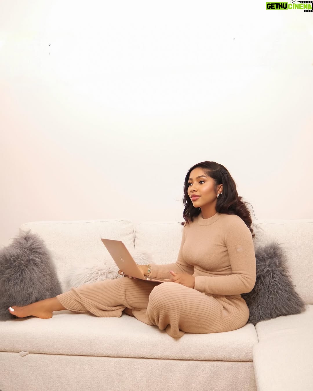 Mercy Eke - 142.2K Likes - Working hard and staying soft. Let’s own this week with grace. 💻
#NewWeek