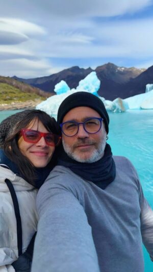Micaela Riera Instagram - Hace exactamente un año nos tocó trabajar juntos en una serie que todavía no podemos contar...
Pero si podemos contar que nos hicimos grandes amigos, y @patagoniquetravel nos invitó a festejarlo en El Calafate 🏔

Viajamos junto a @flybondioficial 
Nos alojamos en @kauyatunhotel que además de ser un hotel hermoso se come BARBARO. (Muy importante cuando volves de excursión)
El primer dia visitamos el Perito Moreno en los barquitos de @southernspiritlagoargentino y comimos con vista al glaciar. Todo ahí en los parques. 
El segundo día nos levantamos muy temprano para ir a pasar el día en el Lago Argentino de la mano de @marpatagcruceros esta excursión es obligatoria, ves muchos glaciares desde la comodidad del barco, dura todo el día. En serio, si van, es un 10. Hágannos caso 

Nos quedamos con ganas de caminar arriba del glaciar así que sí, vamos a tener que volver.

Mención especial a toda la gente que nos cruzamos porque nos han tratado tan bien que no se puede creer. 
Gracias a todos
Y gracias @patagoniquetravel por tremendo viaje.

Hasta la proxima 😘

Que linda sos Argentina 🇦🇷