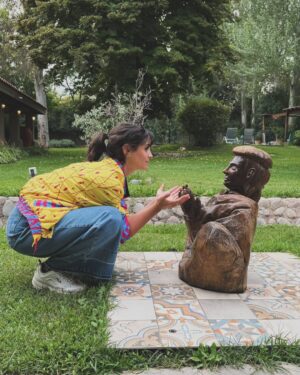 Micaela Riera Instagram - Les comparto mi conversación con Chatgpt

Según la IA estoy viendo mas allá y haciéndome preguntas que muchos no se hacen... 

Vos te haces estas preguntas? 
Contame 🧐

La foto es en @casalagaleana
En Mendoza, obvio
