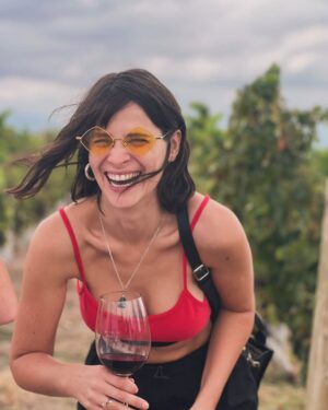 Micaela Riera Instagram - Una vez más MENDOZA 🍷🇦🇷

Gracias @bodegadanterobino por llenarnos de experiencias, risas y cosas ricas.

Sin duda si pasan por Lujan de Cuyo tienen que visitar el restaurante de la bodega @dante.cocinalocal y comer un par de empanadas de carne en mi nombre. 🥲

Un lujo haber compartido con este equipo de gente del bien la #VendimiaDanteRobino

En unos días vuelvo a Mendoza para seguir disfrutándola como se merece. 🍷🏔

Si tenes data, y todavía no me mandaste DM, dejame las coordenadas de lo que no me puedo perder en lujan de cuyo, potrerillos, cacheuta, etc.. ⬇️✉️

Aguante mi país 🇦🇷