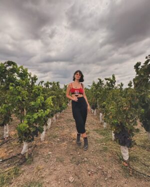 Micaela Riera Instagram - Una vez más MENDOZA 🍷🇦🇷

Gracias @bodegadanterobino por llenarnos de experiencias, risas y cosas ricas.

Sin duda si pasan por Lujan de Cuyo tienen que visitar el restaurante de la bodega @dante.cocinalocal y comer un par de empanadas de carne en mi nombre. 🥲

Un lujo haber compartido con este equipo de gente del bien la #VendimiaDanteRobino

En unos días vuelvo a Mendoza para seguir disfrutándola como se merece. 🍷🏔

Si tenes data, y todavía no me mandaste DM, dejame las coordenadas de lo que no me puedo perder en lujan de cuyo, potrerillos, cacheuta, etc.. ⬇️✉️

Aguante mi país 🇦🇷