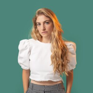 Micaela Riera Instagram - En 2 días estrenamos!! ✨️

Vamos a estar todos los miércoles 20.30hs
Serán solo 8 funciones así que no se cuelguen! 

En el Teatro Astros
2da temporada de @albordedelmundo.obra
Entradas a la venta @entradauno

Con este grupo talentoso 🙌🏼

Elenco
@ailin.salas
@paulakohan 
@marga.paez 
@laila.maltz 
Y la que escribe

Dirección 
@camilosicamilo 
@ana.kow