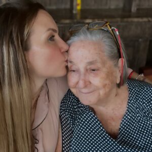 Michelle Vieth Instagram - Feliz día de las madres 💐 Happy Mother’s Day 
A quienes estuvieron antes que nosotras, a quienes son y a quienes serán.. Ser Mamá… ¿será que alcanzen las palabras para describirlo? Nooo… SWIPE 🔛!! La plenitud de mi vida, la plenitud como mujer llegó cuando llegaron mis amores LEAN, MICHI, KIKI y KEIKA … GRACIAS DIOS ✨🙏🏼✨!! Este amor tuyo a través de ellos, no tiene comparación.. Que sea un gran día para todas las mamás, las honro, admiro y respeto … ♥️✨🙏🏼✨♥️