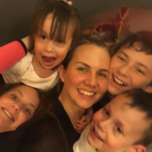 Michelle Vieth Instagram - Feliz día de las madres 💐 Happy Mother’s Day 
A quienes estuvieron antes que nosotras, a quienes son y a quienes serán.. Ser Mamá… ¿será que alcanzen las palabras para describirlo? Nooo… SWIPE 🔛!! La plenitud de mi vida, la plenitud como mujer llegó cuando llegaron mis amores LEAN, MICHI, KIKI y KEIKA … GRACIAS DIOS ✨🙏🏼✨!! Este amor tuyo a través de ellos, no tiene comparación.. Que sea un gran día para todas las mamás, las honro, admiro y respeto … ♥️✨🙏🏼✨♥️