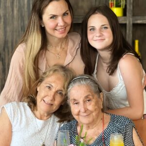 Michelle Vieth Instagram - Feliz día de las madres 💐 Happy Mother’s Day 
A quienes estuvieron antes que nosotras, a quienes son y a quienes serán.. Ser Mamá… ¿será que alcanzen las palabras para describirlo? Nooo… SWIPE 🔛!! La plenitud de mi vida, la plenitud como mujer llegó cuando llegaron mis amores LEAN, MICHI, KIKI y KEIKA … GRACIAS DIOS ✨🙏🏼✨!! Este amor tuyo a través de ellos, no tiene comparación.. Que sea un gran día para todas las mamás, las honro, admiro y respeto … ♥️✨🙏🏼✨♥️