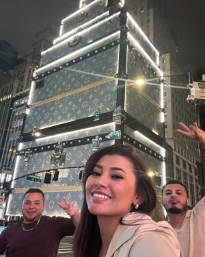 Milagros Flores Instagram - Vuelvo de este viaje con ✈️😍

1. Con un imán para el refrigerador
2. Muchas fotos bonitas y recuerdo que no olvidare ✨
3. Muerta de cansancio pero agradecida con Dios por cada experiencia vivida. 🇭🇳❤️🇺🇸🥹💖

Solo puedo decir Gracias Dios por tú misericordia.