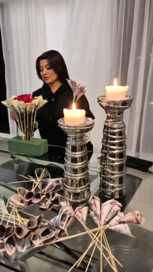Milagros Flores Instagram - Sorpresa para mi mami…. Por su cumpleaños que casi coincide con el día de la madre, entonces yo quería celebrarlo 🎁🌹 Todo lo hice a mano 🙌 🥹🫶🏻🎉