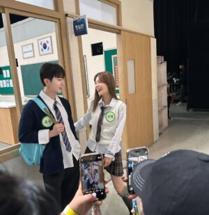 Min Sun-ye Instagram - 역시.
뭘 하느냐 보단
누구랑 하느냐가 중요했다.

@kwon_jo 너랑 첫 토크예능. 
지인짜 재밌었다♥️

#아는형님들감사드려요